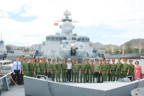 Đoàn Học viện CSND chụp ảnh lưu niệm tại Tàu hộ vệ tên lửa Lý Thái Tổ